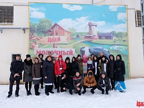 Экскурсию по «Афанасию» для слабослышащих детей провела Снегурочка
