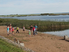 На базе отдыха «Афанасий» в Весьегонске был организован детский лагерь по виндсёрфингу